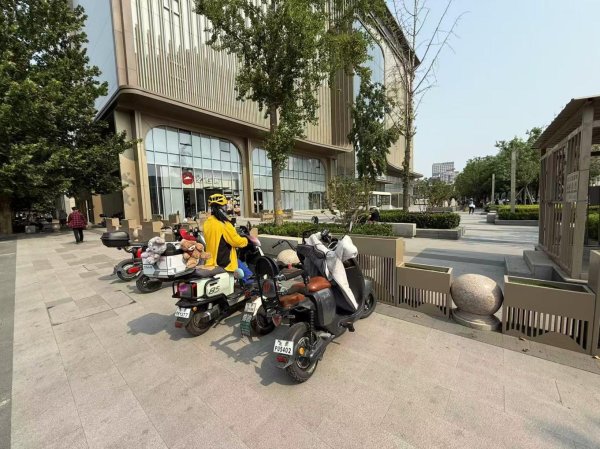 祥乾资产 商场外设置外卖专属停车区，乱停乱放现象没了